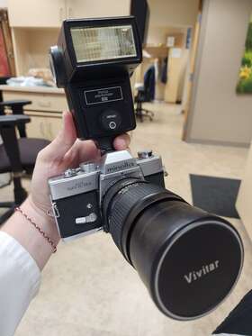 3712566 Vivitar Minolta 35mm Vintage Camera And Flash Lens 200mm 1 3.5 Auto Telephoto